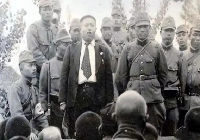 1942年，70多名八路军在寺庙入睡。一名战士半夜小便，忽然瞪大眼睛，高喊：“鬼