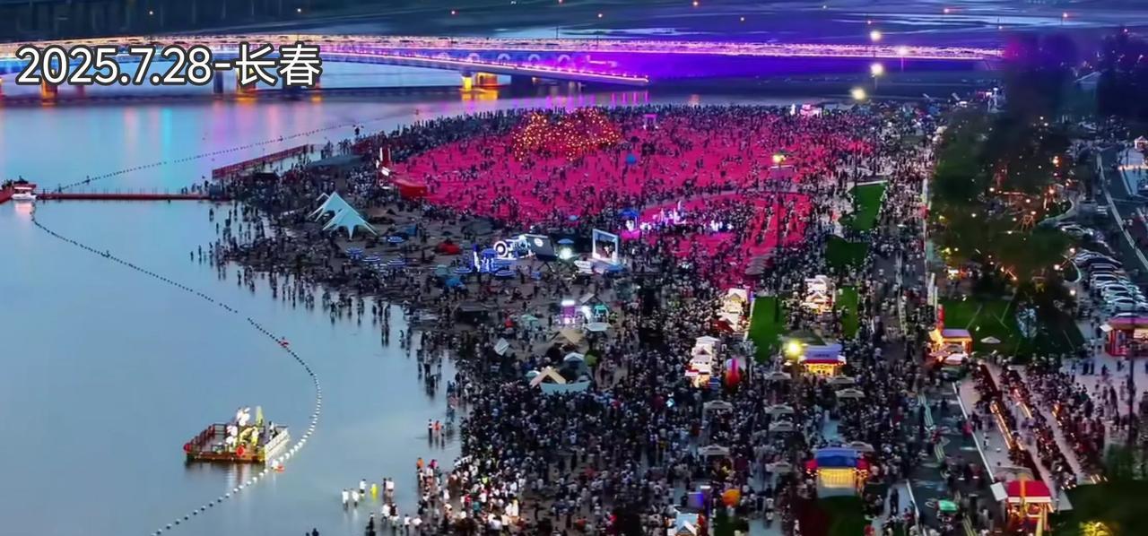 长春文旅现在真是太火爆了，暑期一来，哪里都是人啊。尤其是长春动植物公园、肆季南河