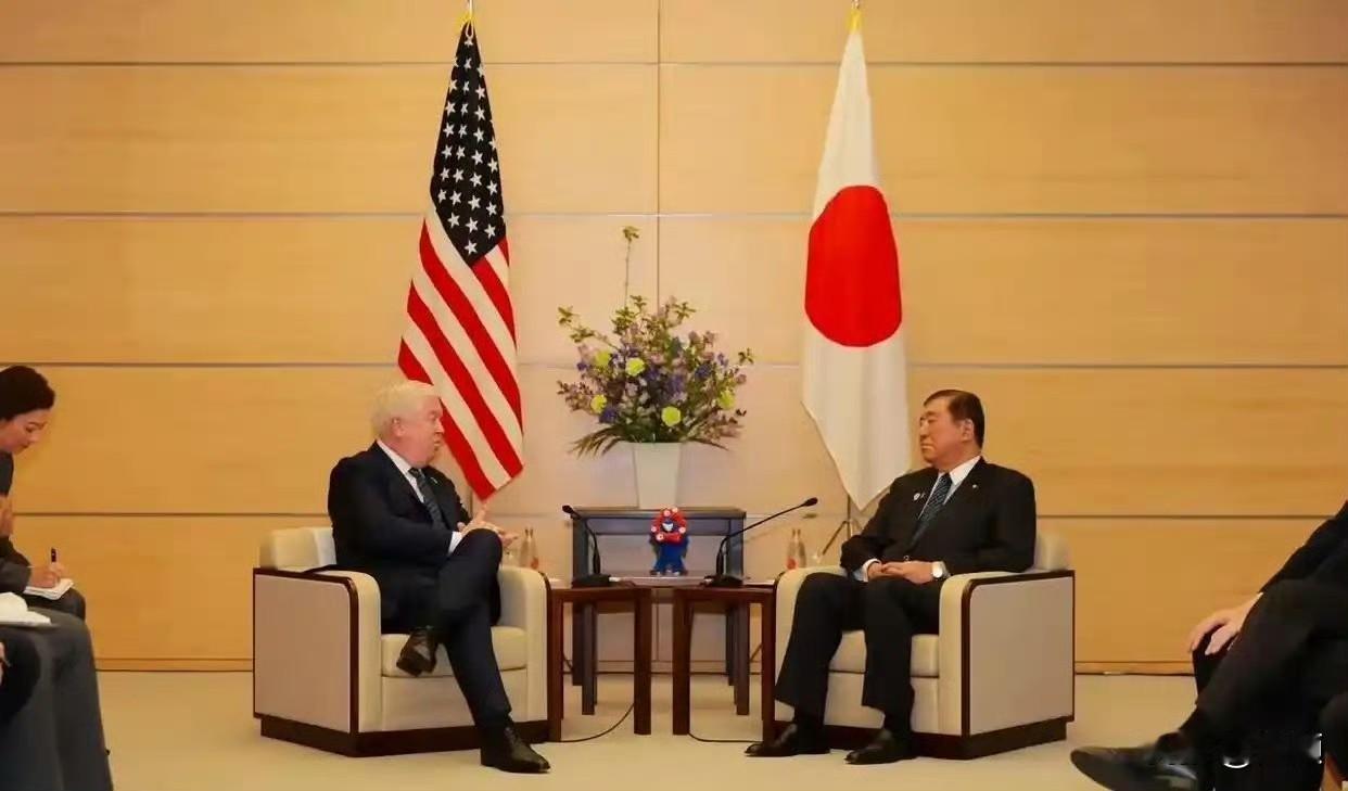 原来美国的高官们也可以不翘二郎腿，也会正襟危坐。对着咱们主场气场和正式场合，美