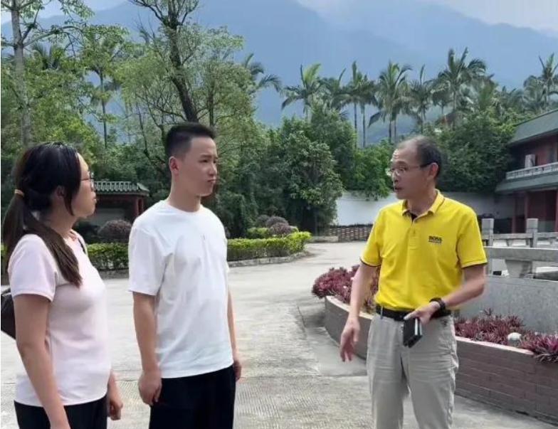 谢浩男又去还愿了，让人很意外！之前谢岳曾经带着儿子去泰山还原，在端午节假期，谢