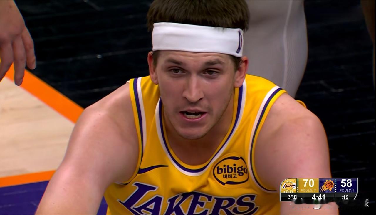 湖人三当家里弗斯真是非常的沮丧！在今天湖人客场以110：113惜败于太阳的赛后采