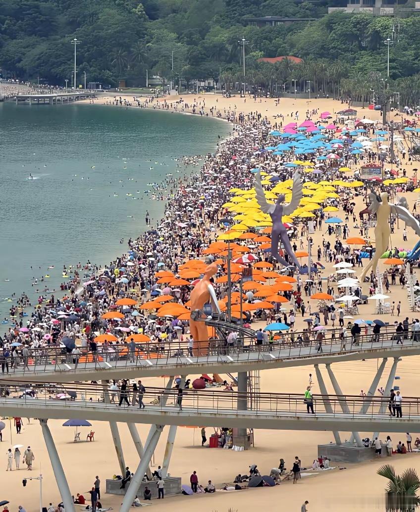 深圳免费的和付费的沙滩，大梅沙。
