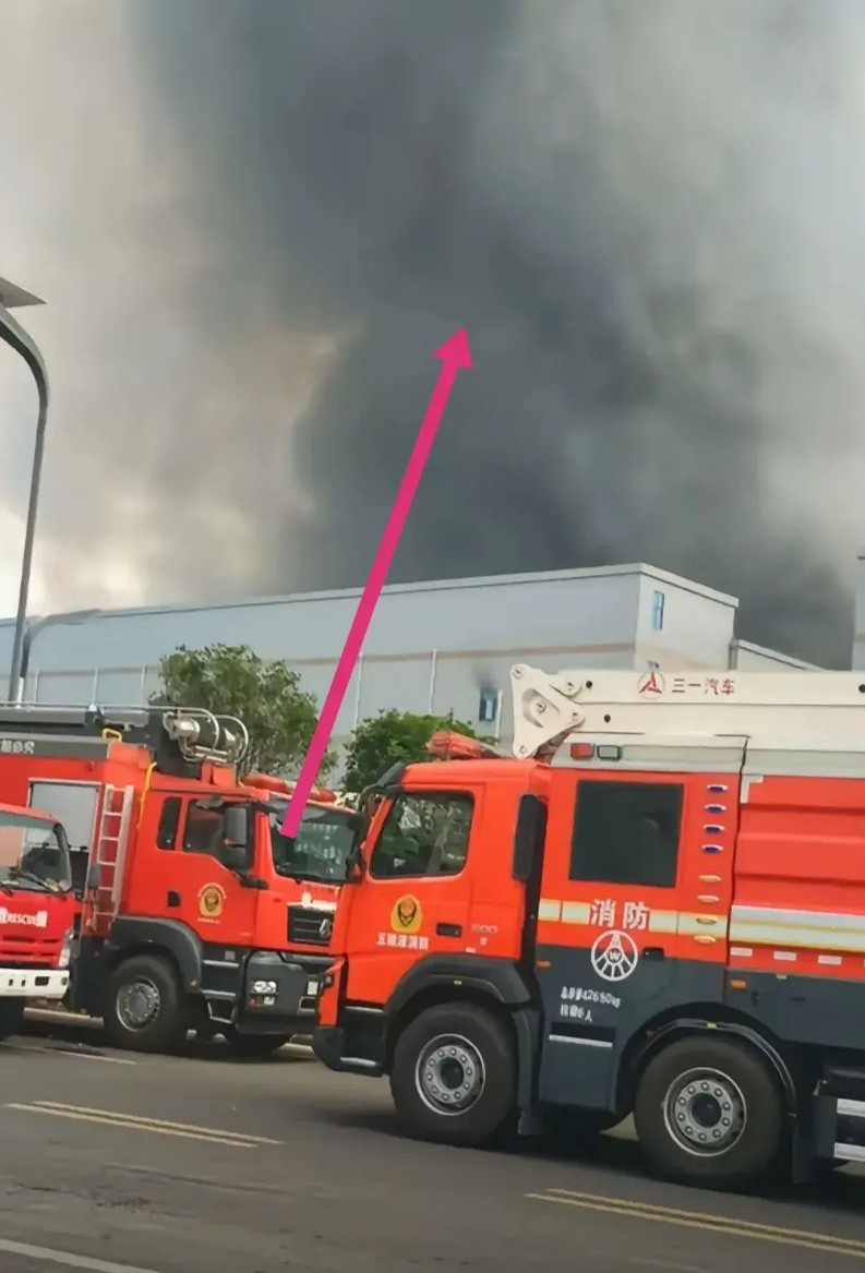 四川宜宾市一厂子着火意味着什么？四川宜宾市一个厂子起火了，大火扑灭了，消防车