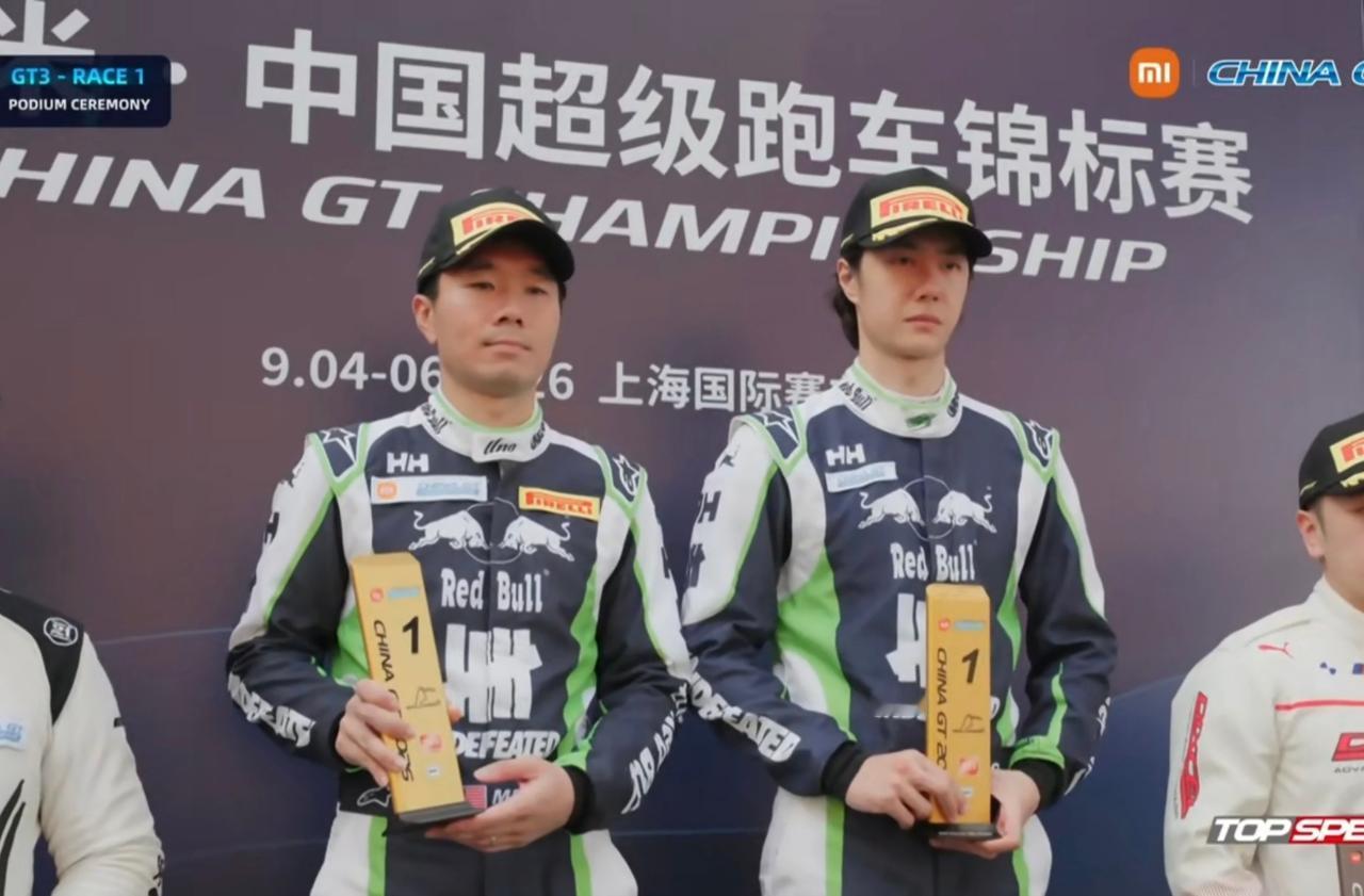 85号赛车手王一博再次登上领奖台！恭喜85号王一博赛车组获得ChinaGT第