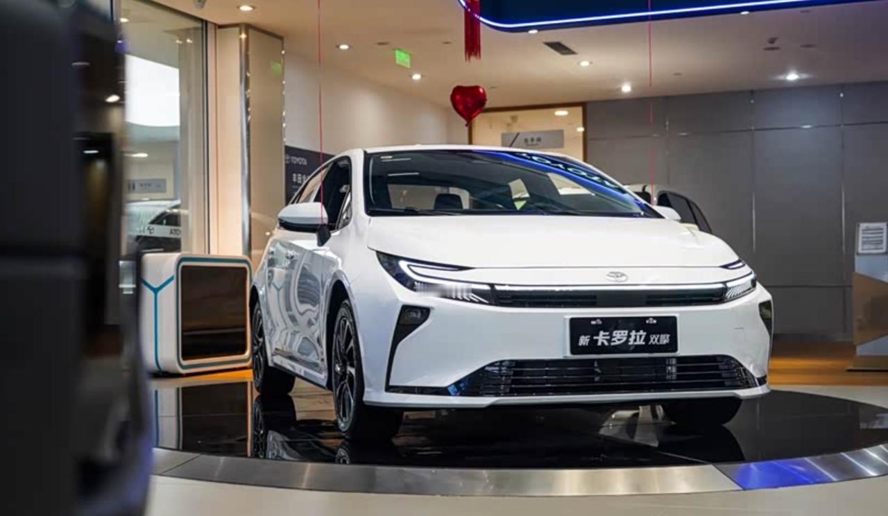 现在新能源铺天盖地，为啥还有人愿意花10多万买一台卡罗拉双擎？说实话，就图它把家