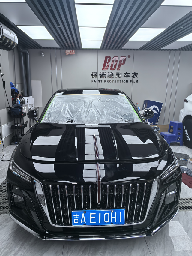 红旗H5购车一年后用车感受外观大气:红旗H5拥有近五米的车身长度，整体造型