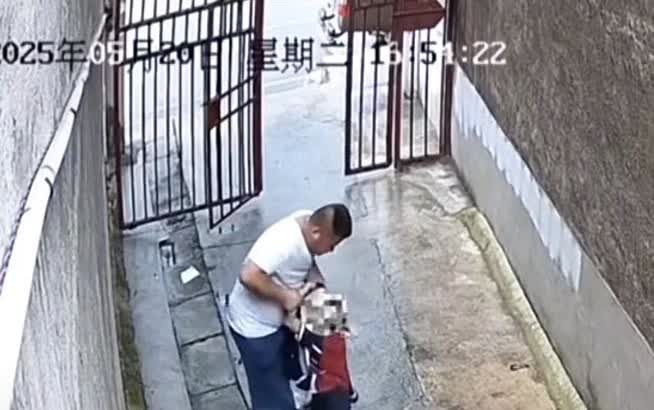 我把湖南娄底陌生男拉6岁女童进巷的视频，发给我同事看了！同事看完，当场就