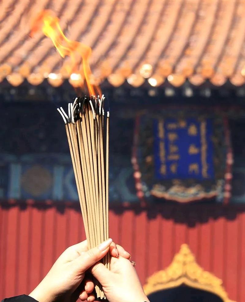 我以前不太理解为啥富人总喜欢装神弄鬼搞迷信什么的。当时只是简单的觉得是他们的钱不