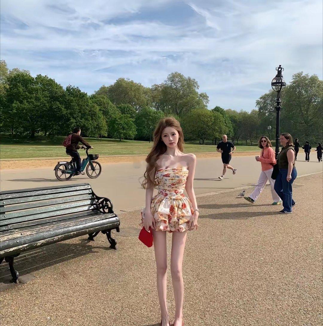 王思聪女友懒懒晒美照，连路过的老外都被吸引了
