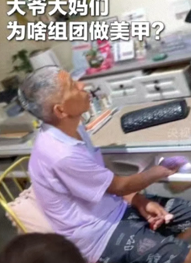 太神奇了！美甲竟然有这么大的用途！”河南开封，一家美甲店里竟然围满了大爷大妈，他