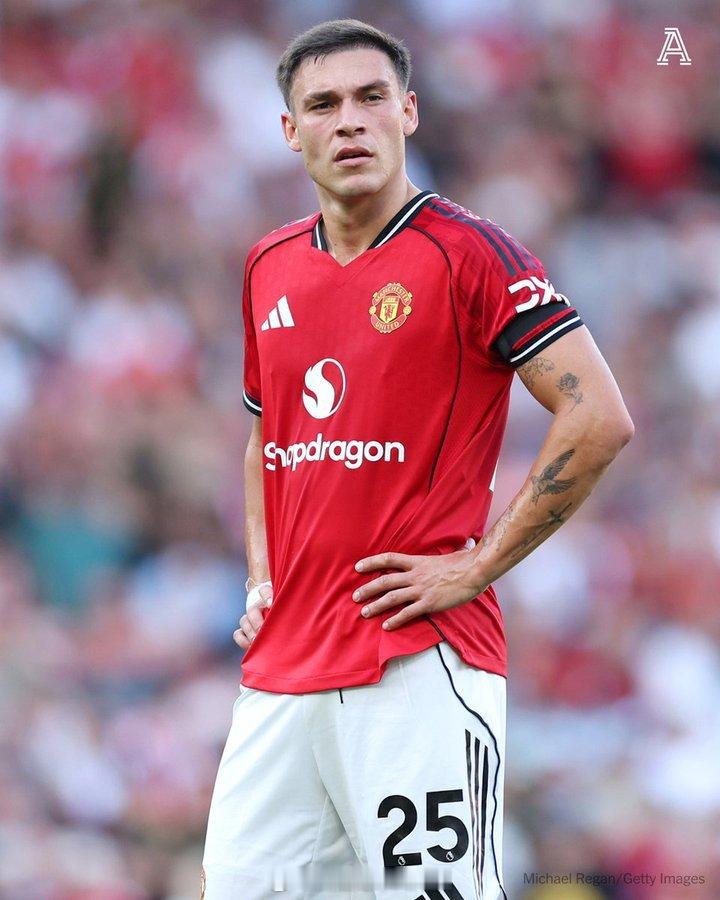 【曼联拒绝外租乌加特】TA消息，阿贾克斯向曼联询问乌拉圭后腰乌加特的租借可能性，