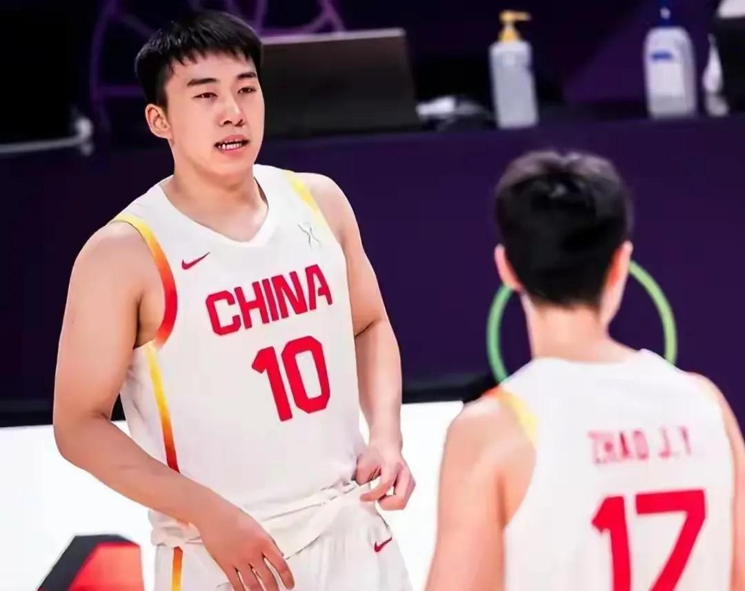 王俊杰和曾凡博谁才应该是男篮四号位的首选呢？答案其实很简单。王俊杰进攻万花筒，低