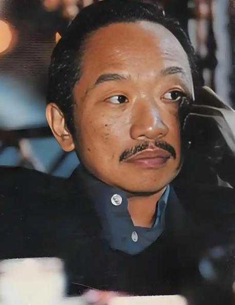 1985年，古龙下葬时，陪葬了48瓶XO酒，朋友蔡澜说：“万一有盗墓贼来偷酒，古