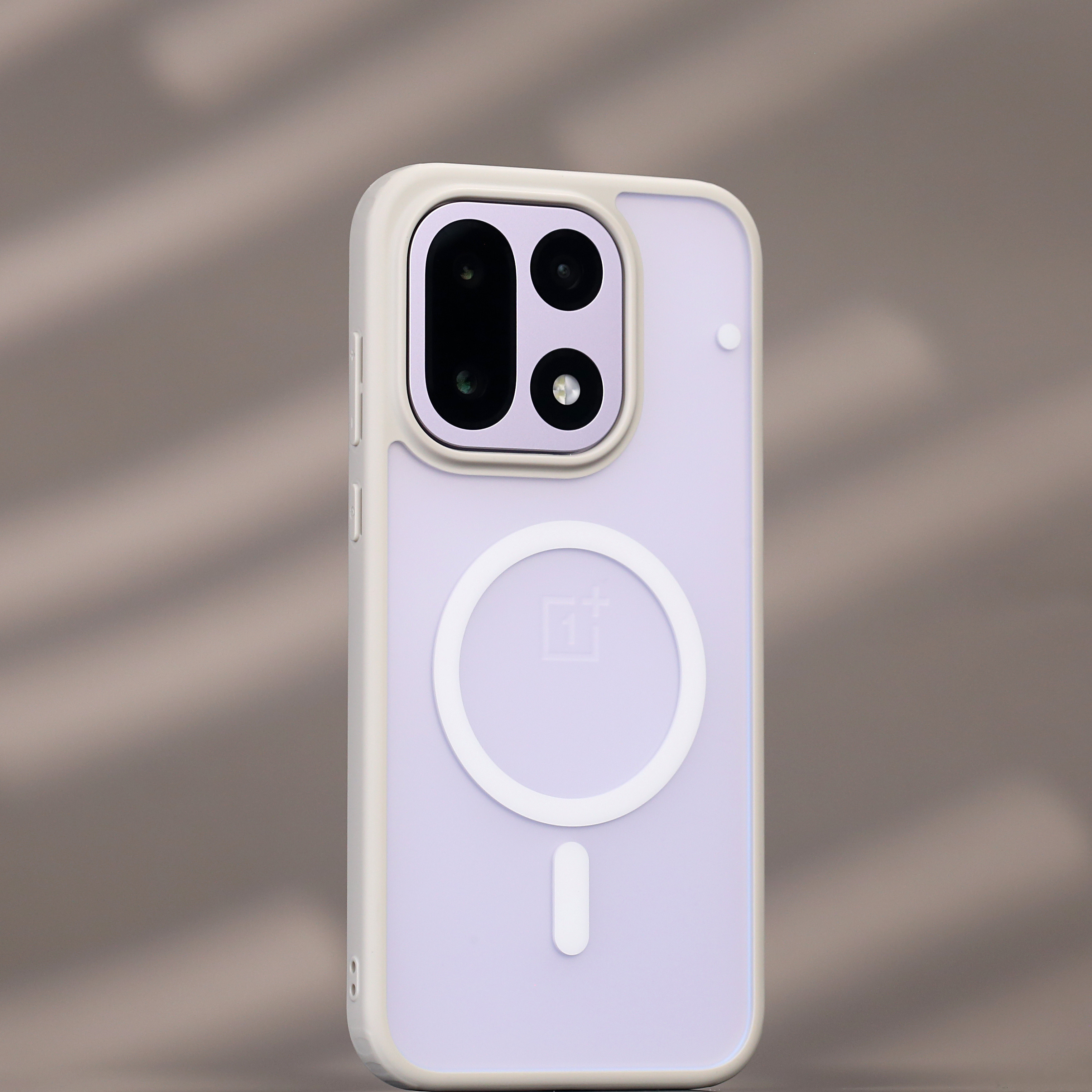 一加15防摔机甲壳上齐了米白磁吸也到了，已上库存。这款是强力防摔的，保护性很