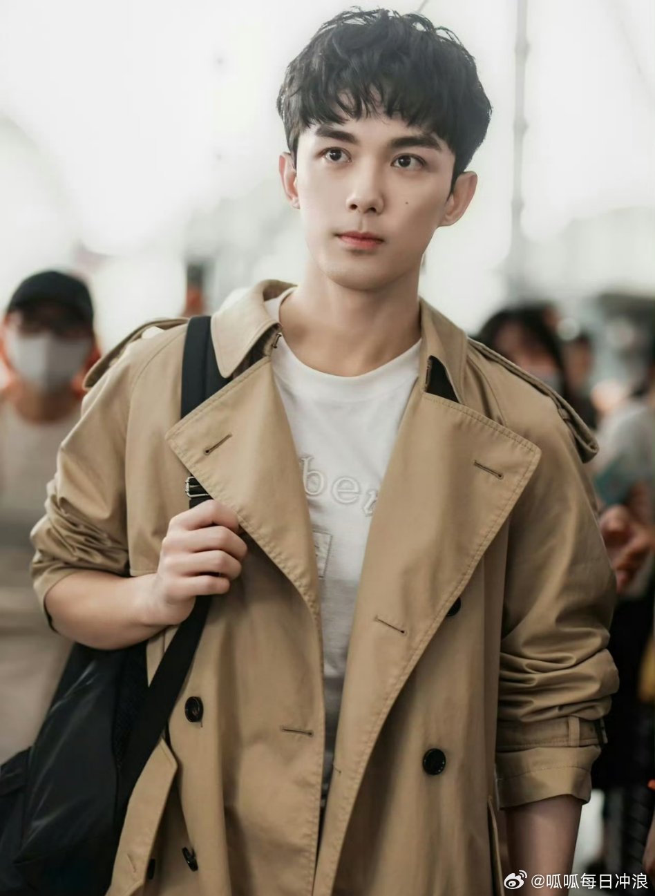 吴磊、张婧仪前往参加伦敦时装周，两人都参加Burberry大秀！​​​机场气场