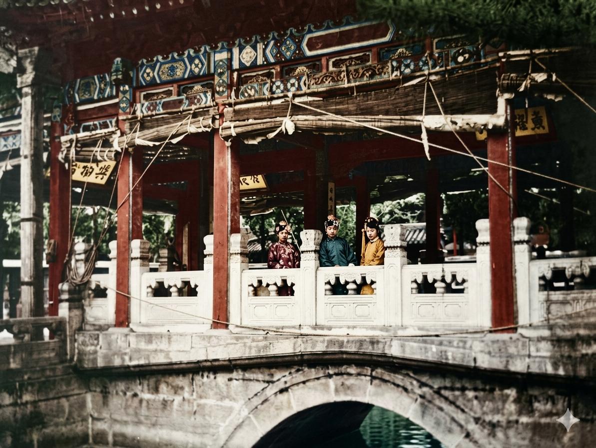 溥仪小朝廷时期，婉容、文绣、唐石霞在御花园澄瑞亭戏台留影的瞬间，澄瑞亭戏台建于明