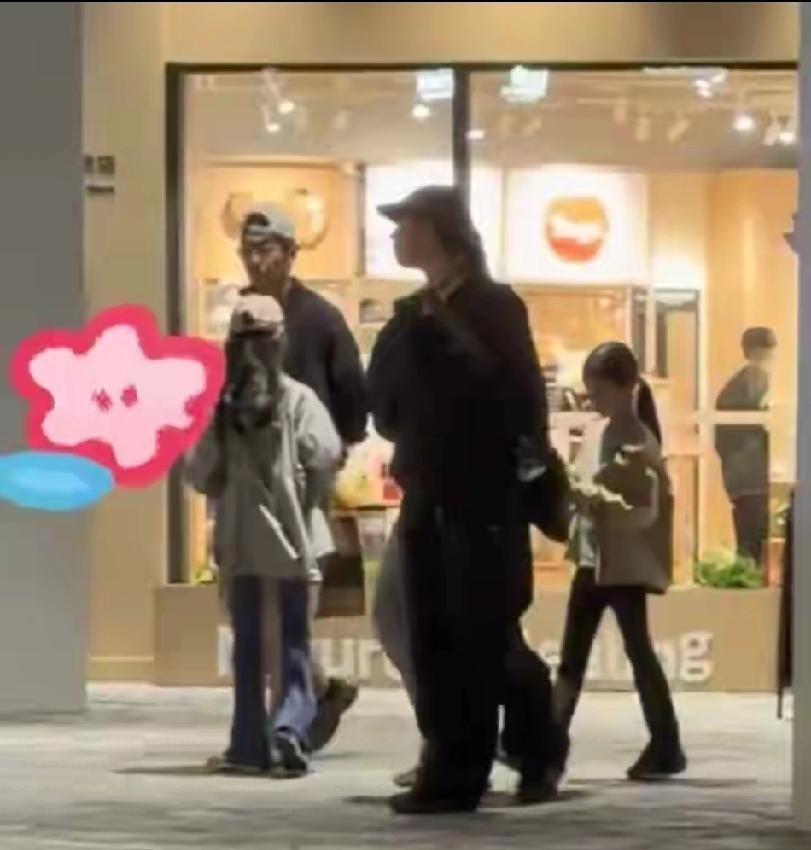 偶遇朱亚文沈佳妮一家！俩女儿高挑出众，同款漫画腿太吸睛4月7