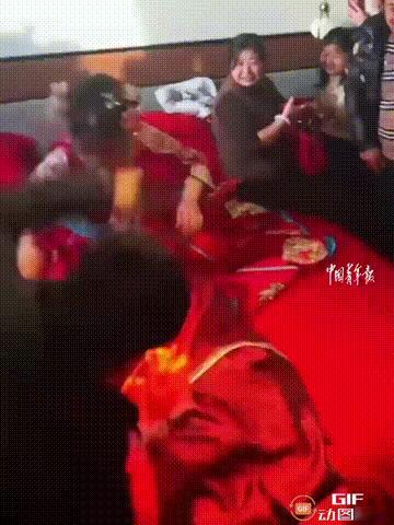 这种婚闹有什么意义？陕西西安一对新人结婚，新郎的朋友们让新郎趴在床上，然后用皮带