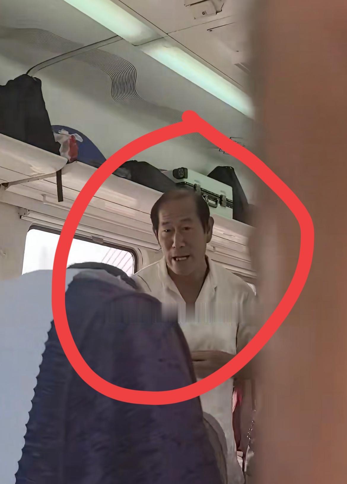 图中的无座老人想和孩子挤座位，被妈妈当场拒绝，这个自称老师的老人就大声指责妈妈，