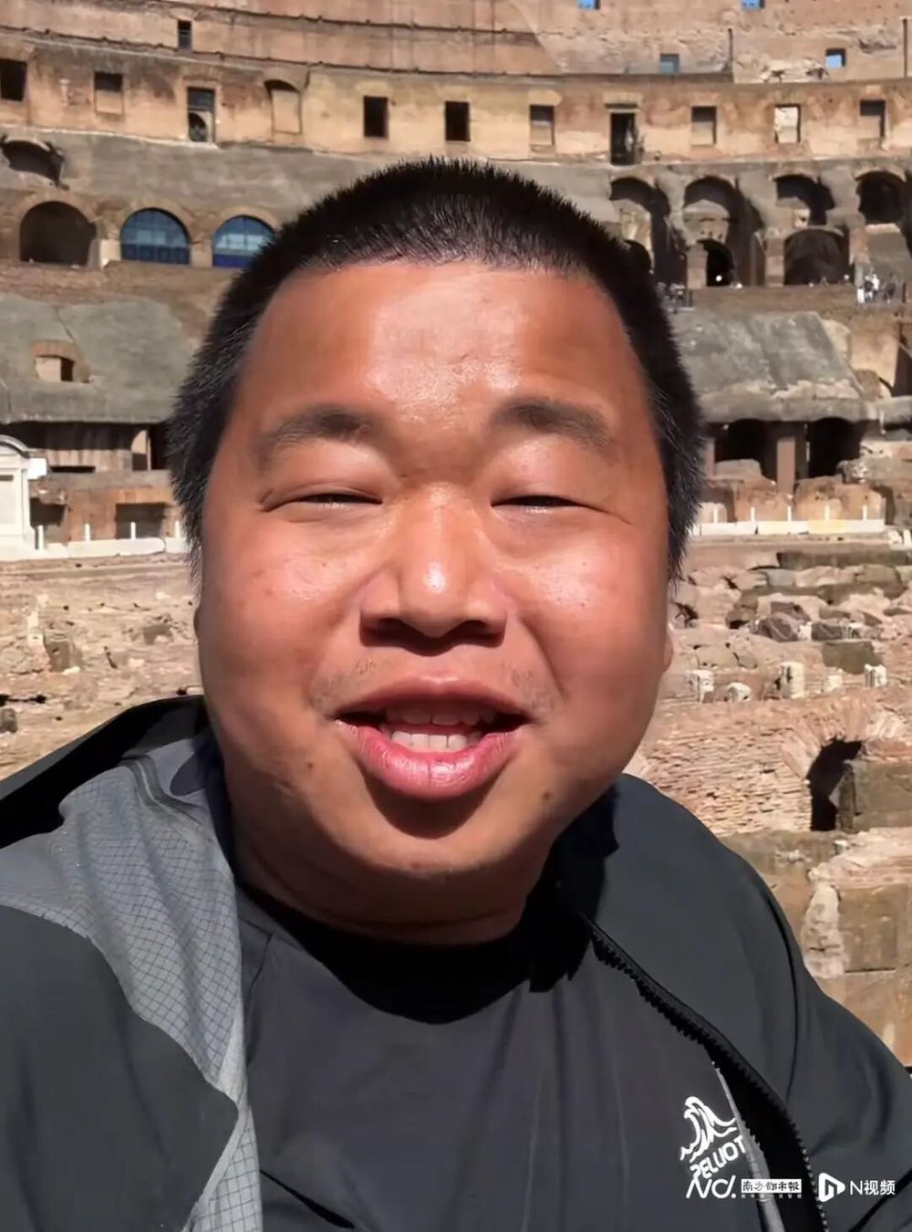 千万粉丝网红“蓝战非”抖音、小红书账号被禁止关注, 曾因自曝收入引争议