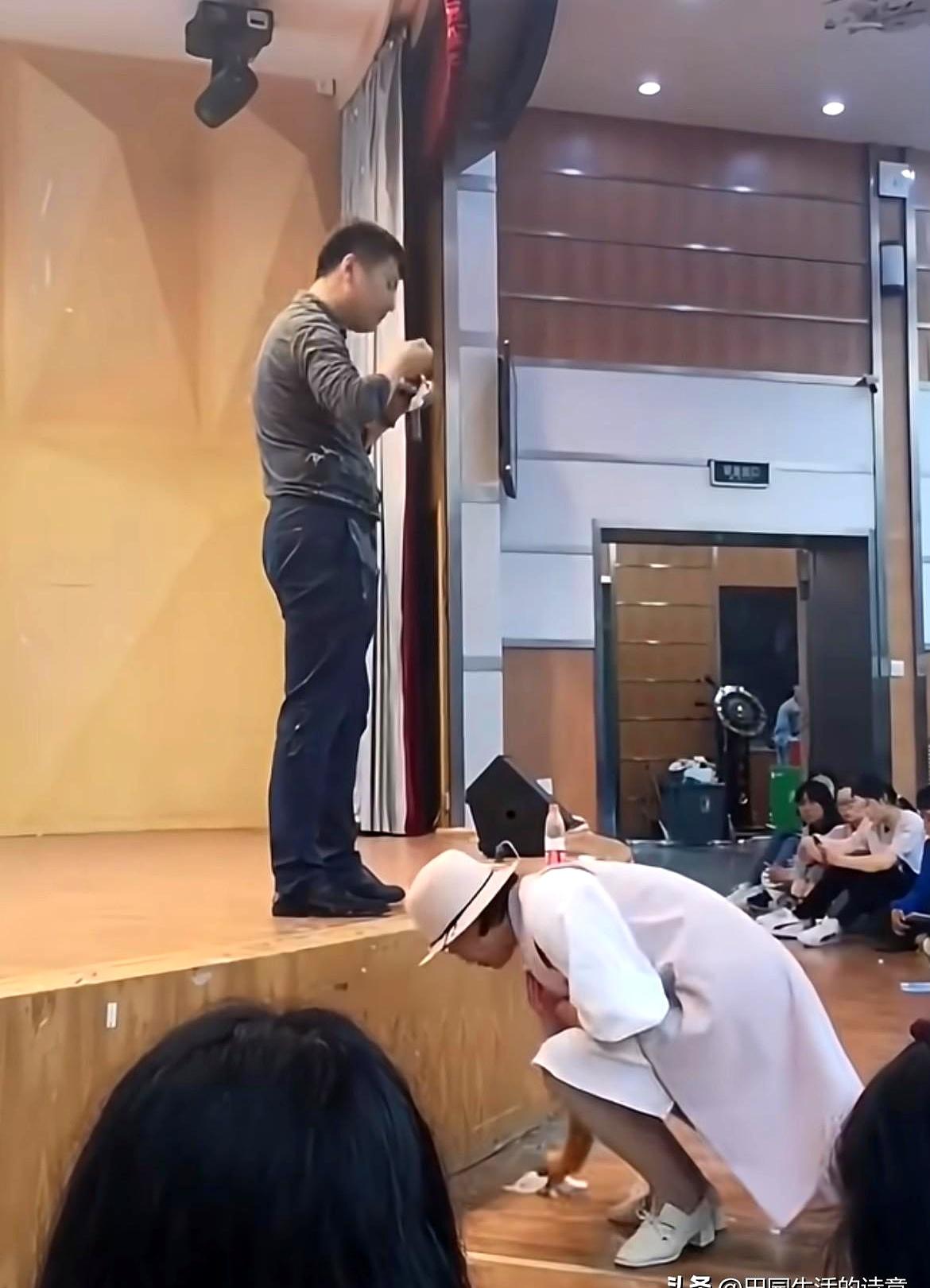 那晚青岛大学的礼堂，鲱鱼罐头的腥臭还没散，张雪峰就让人把地拖干净，话筒一擦，继续