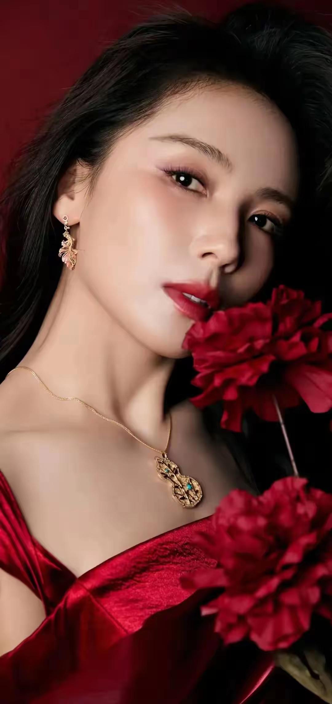 刘涛的中国红礼裙穿搭，彰显成熟典雅与东方韵味刘涛