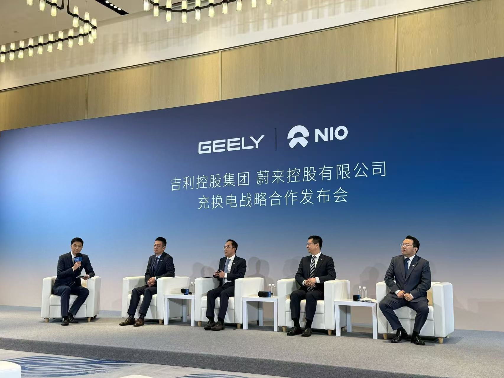 我知道，到如今，仍有人不理解换电，质疑换电。好难啊，蔚来在这条路上，不仅要重金投入，还要抵抗舆论袭扰