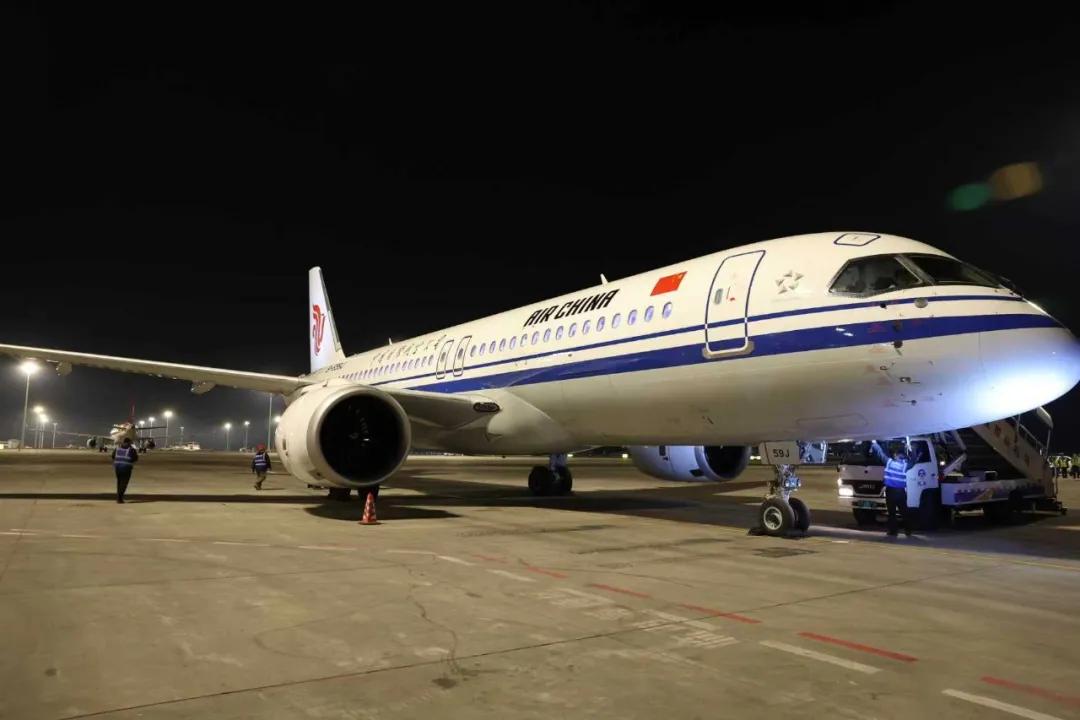 国产大飞机首航哈尔滨！29日19时04分，由中国国际航空公司执飞的CA161