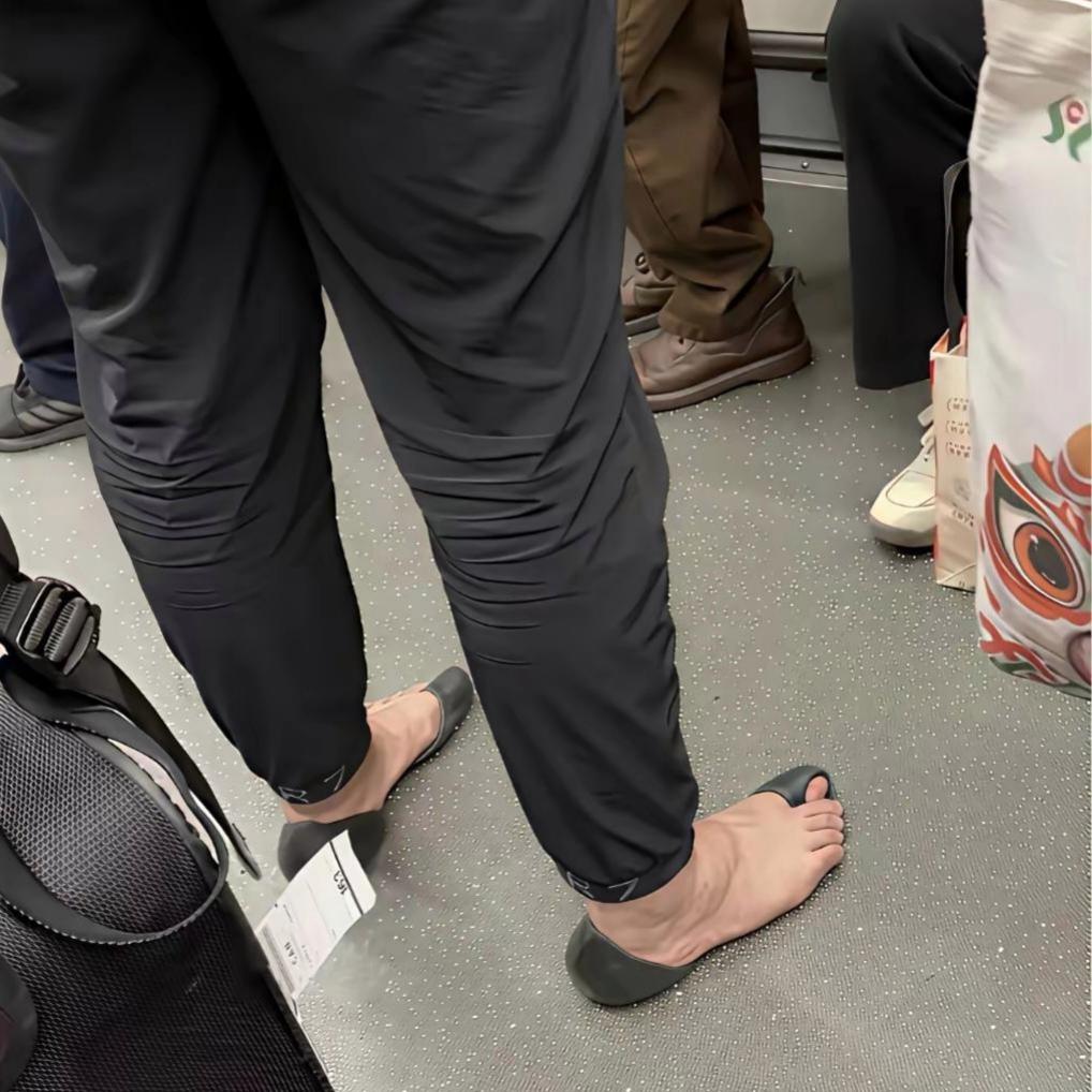 属实看不懂！地铁偶遇一双造型奇特的鞋子，价格直接惊到我坐地铁刷到一双样式很
