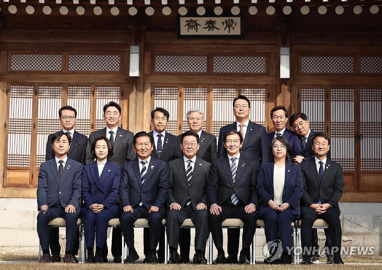 蛮有意思的，难道这是韩国朝野大团结的节奏！李在明邀请各政党党首共进午餐，并合影留