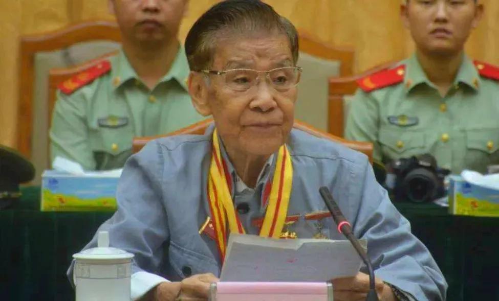 1945年，日本投降后，在香港参加受降仪式。为首日军将领佐藤正一双手捧着指挥