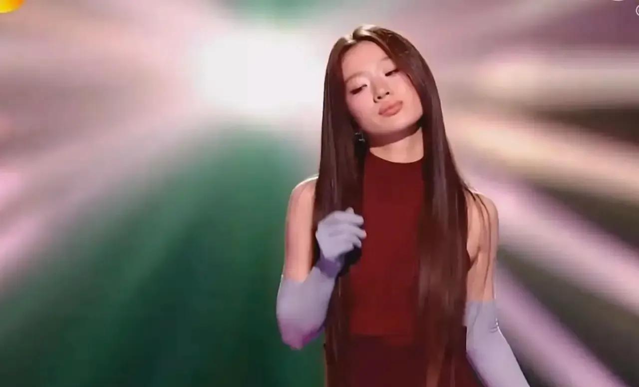 没想到歌手后的单依纯直接飞升为华语第一女歌手了！音乐节出场费370万一场！而且这