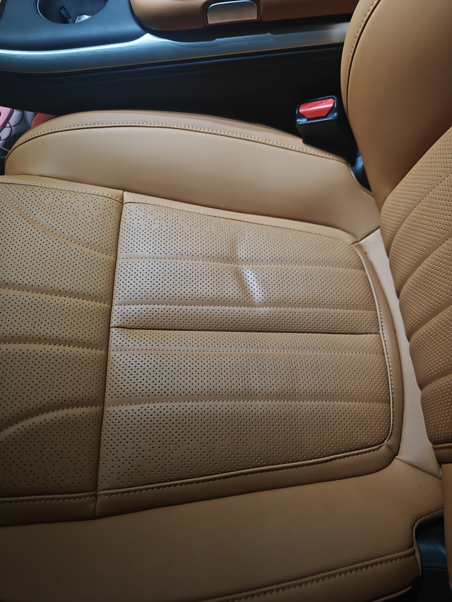 小鹏G9品控问题1、提车的第8天，今天下车回头看，座椅已经出现塌陷了。2、主