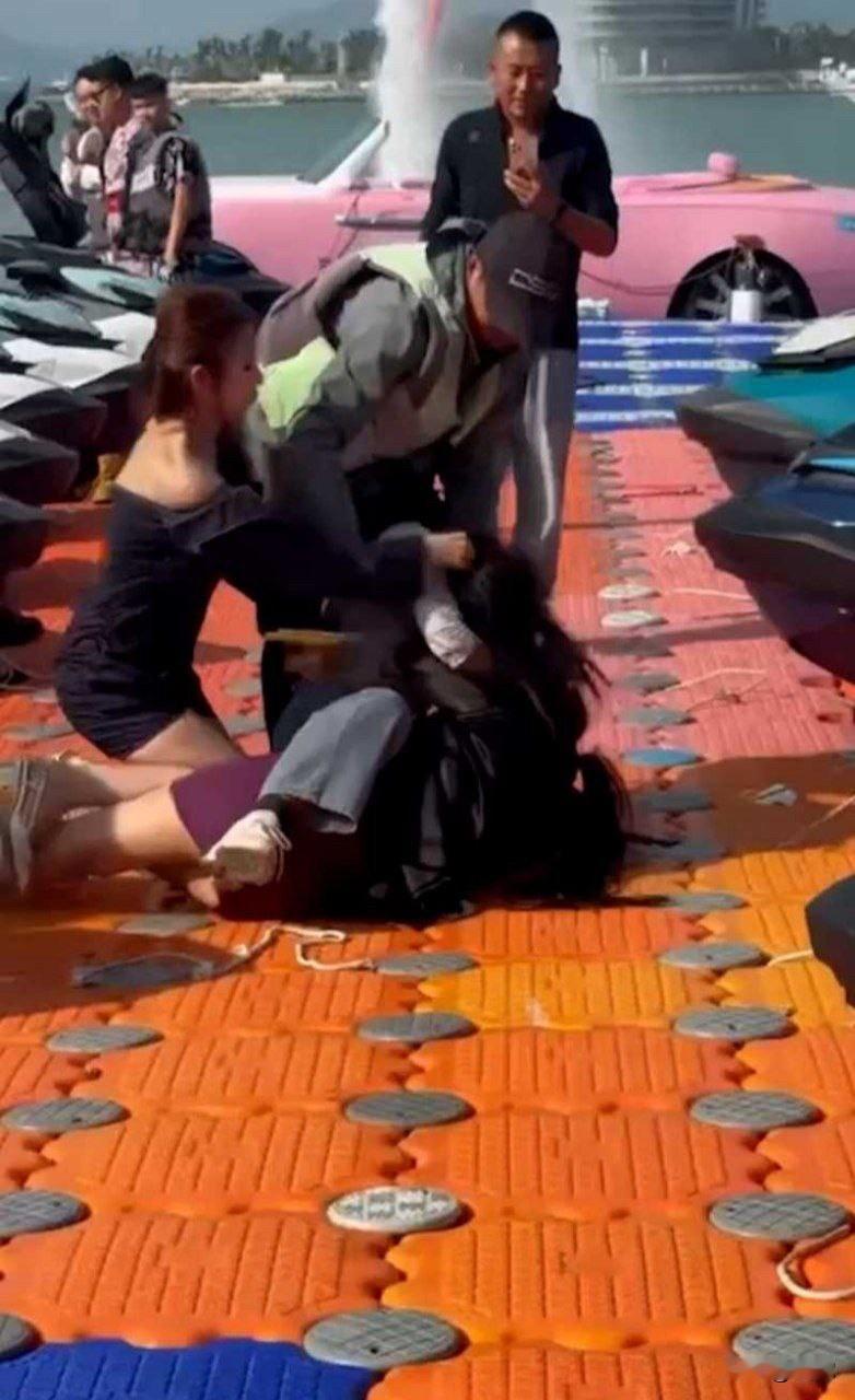 海南三亚钟情会所海边三女爆发冲突头发一拽倒地就动手飞扑薅头堪比职业选手先是