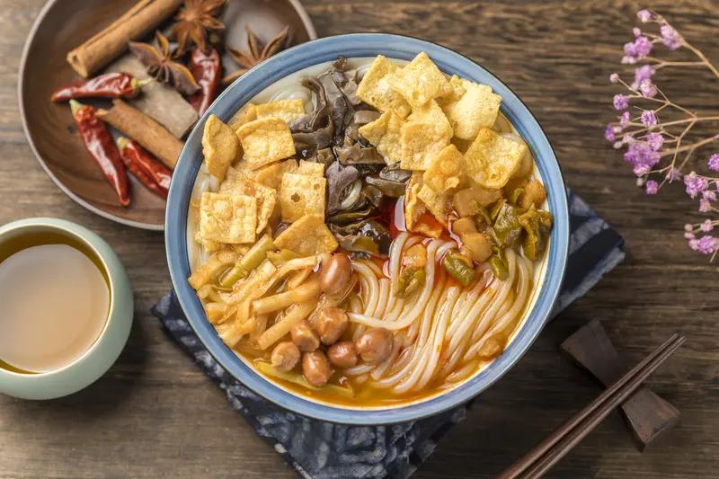 我减肥容易吗？有一个小姐姐发视频称：我减肥半个月吃糠咽菜的讲了7斤八两，我想着就