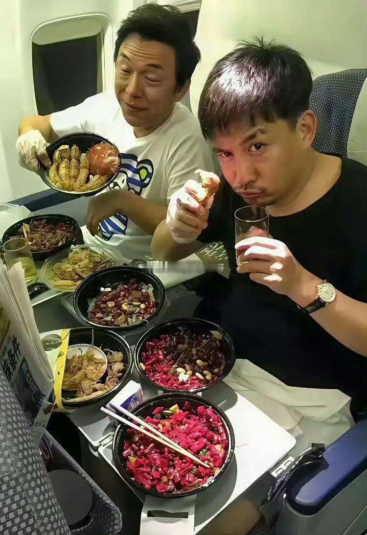 不懂就问，飞机上什么舱位，是这样用餐的啊，还是这样分开装的