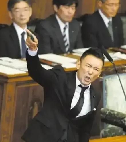 山本太郎在日本国会表示，与中国冲突不是遥远可能，而是现实警告。他表示，解放军火