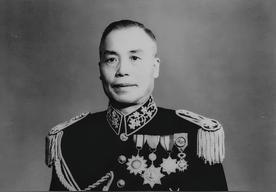 李宗仁一生有三个老婆。发妻李秀文，原名李四妹，1891年生，与李宗仁同岁，名字是