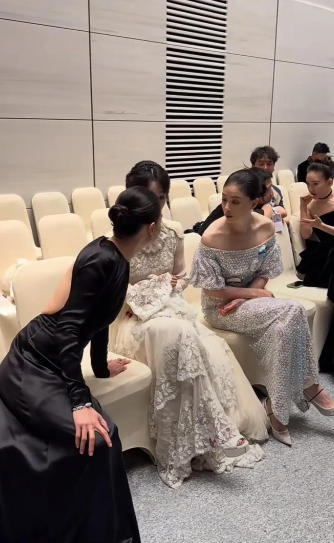 哈哈哈，三个女人一台戏！[呲牙笑]在白玉兰颁奖典礼台下，宋佳，杨紫，蒋欣三人会面