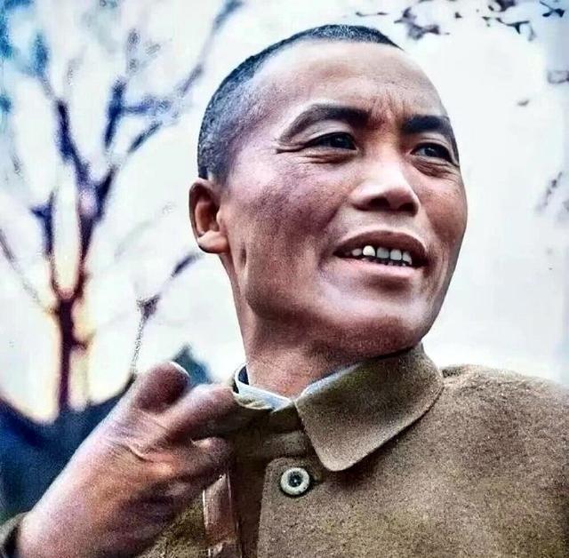 这并非影视剧《血战台儿庄》中李宗仁的扮演者，而是台儿庄战役中真实的第五战区司令长