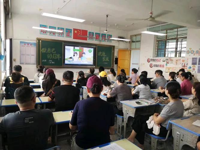 昨天孩子开家长会，老师一番话差点把我说哭了！说实话，做为家长咱确实有些不太称职