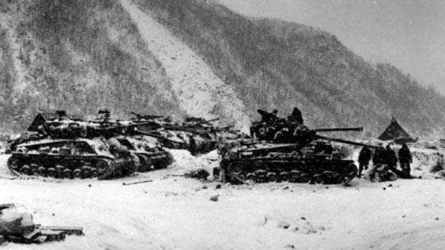 1951年，朝鲜北部山区一处被美军称为“死亡谷”的阵地上，一名幸存的美国上尉瘫坐