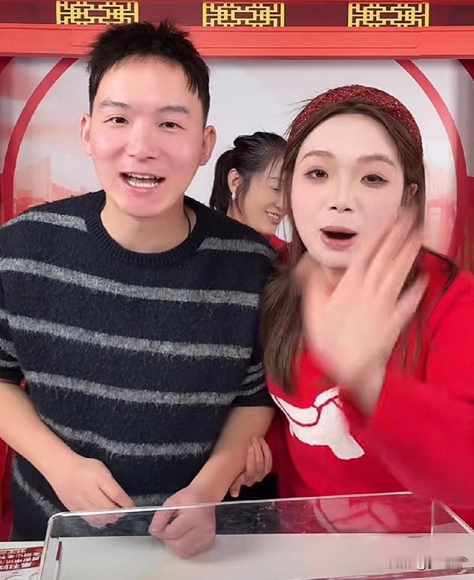 谢浩男放假了也没有闲着，他真是个人才，干什么都行，工作，学习，现在带货也是很棒，