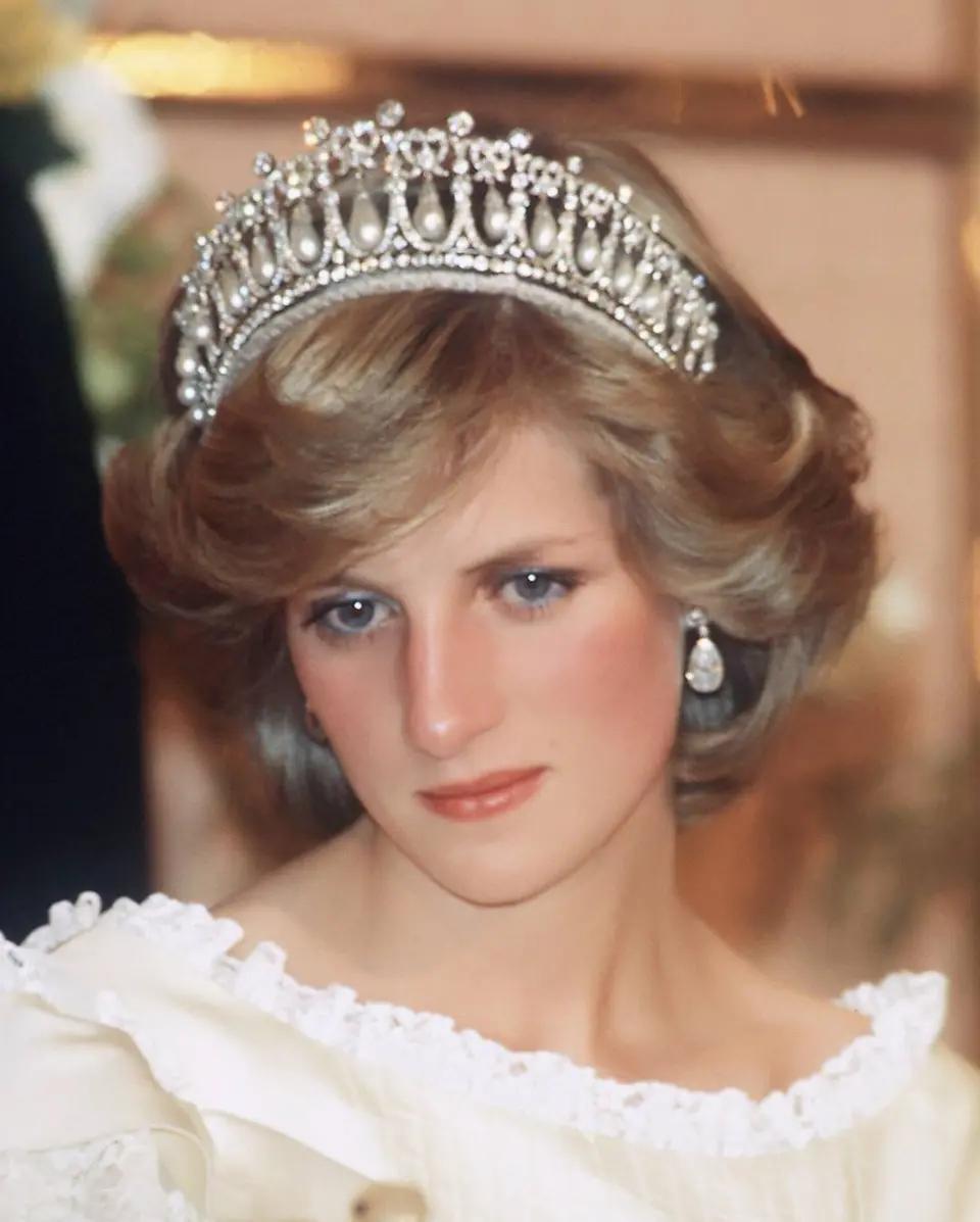 她从来就没有拿到过真正的王牌。英国那个叫戴安娜的姑娘，出身斯宾塞伯爵家族，看似