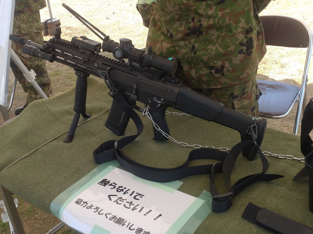 陆自高知駐屯以全配件形态展出的20式小銃以及安装速瞄展示的米尼米MK3机枪烽火问