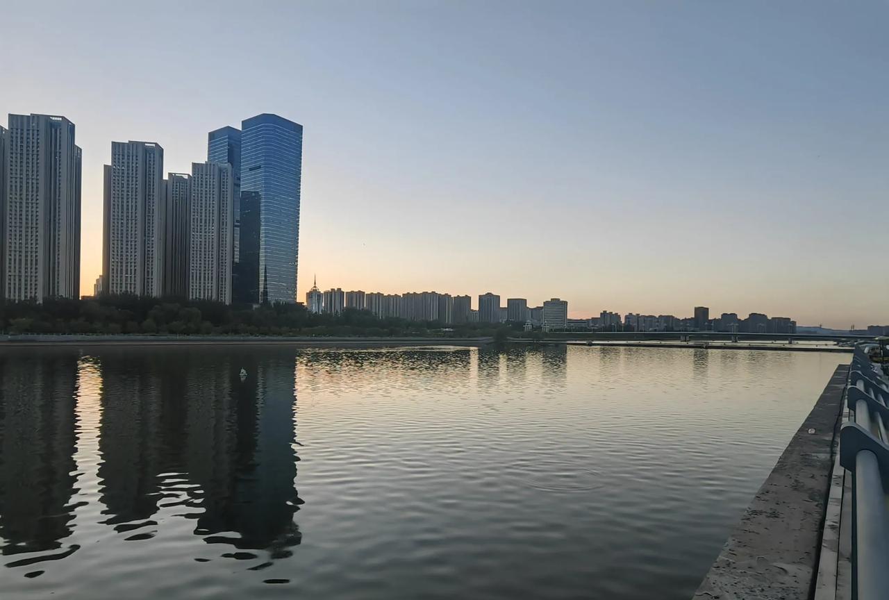 7月17日晚，天气热得像个大蒸笼，去太原汾河边散步。好家伙，河里好多人在游泳，就