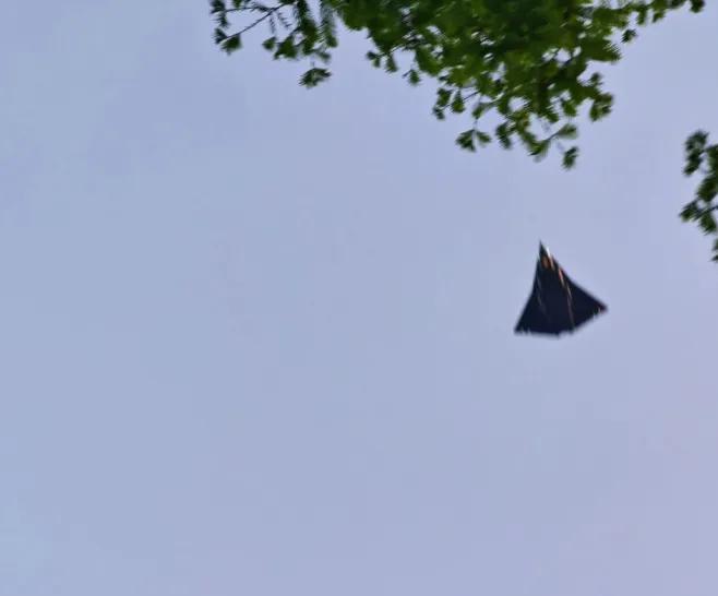好家伙，还没服役就开始带着无人机出来溜达了，而且一次就带了两架！看来，咱们的
