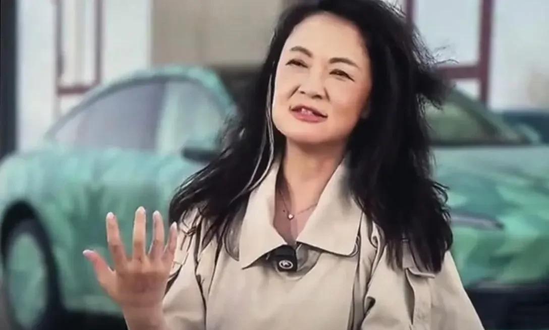 久未露面的主持人袁鸣，这次亮相模样变了不少。她留着稍显凌乱的长发，脸上皮肤松弛