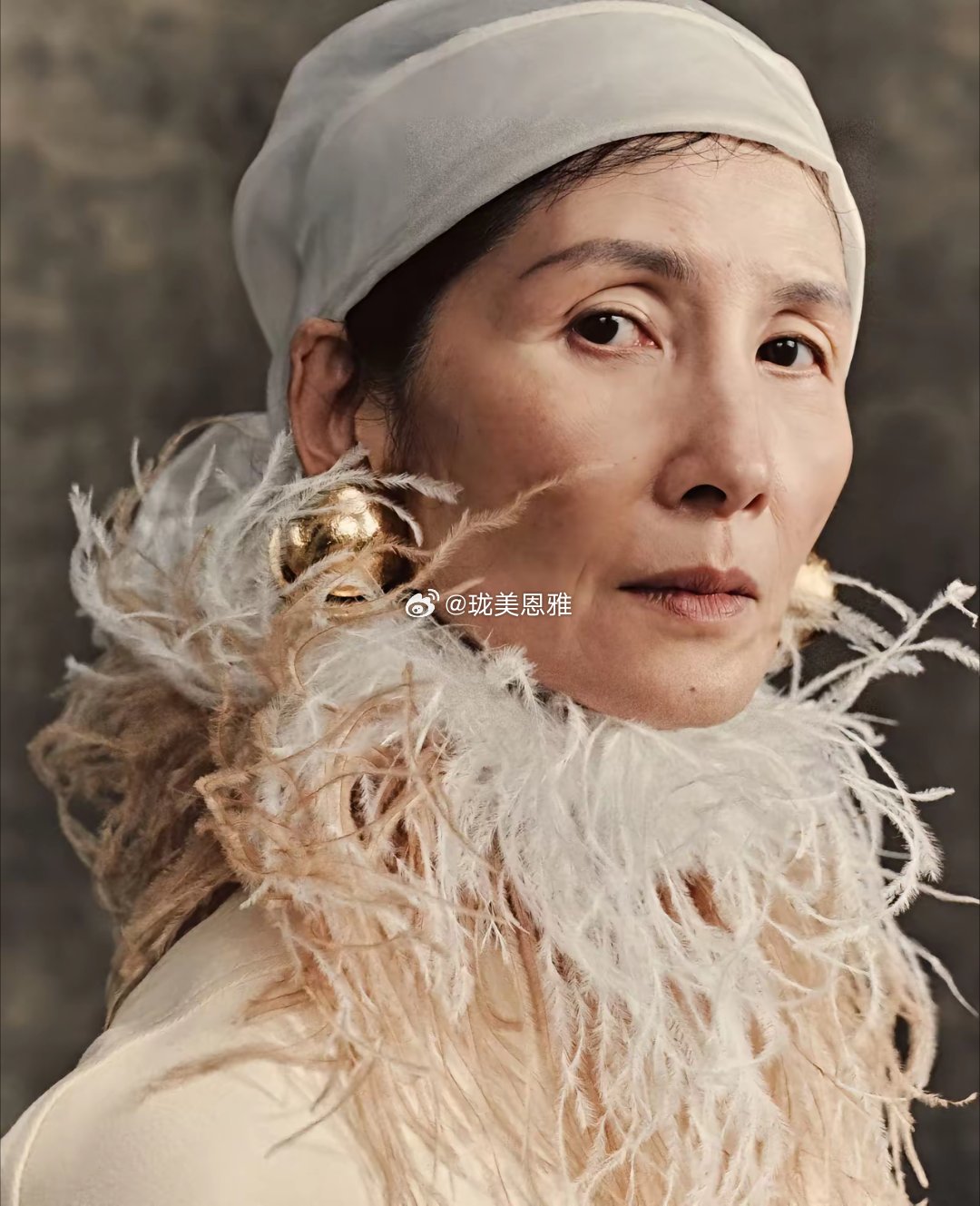 她58岁才开始当模特还是香奈儿唯一一个中国模特她就是曾宝珍，生了7个女儿，岁月不