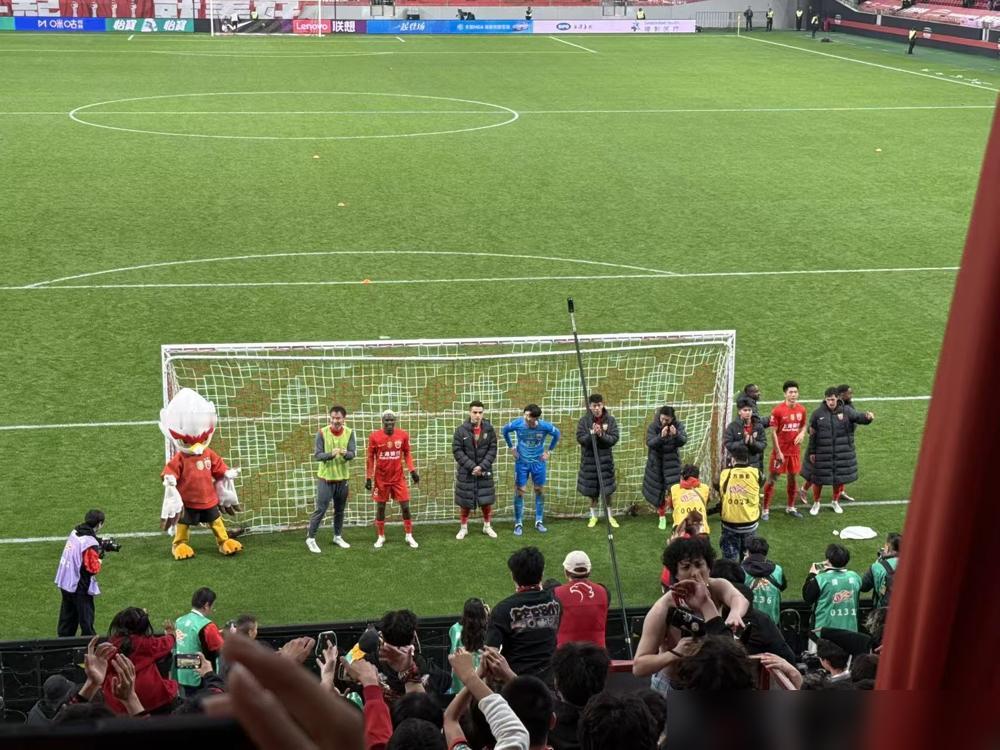 徐根宝：他比武磊更全面。全队练冲刺、举杠铃，你却被徐根宝拎到墙角，只准用粉笔